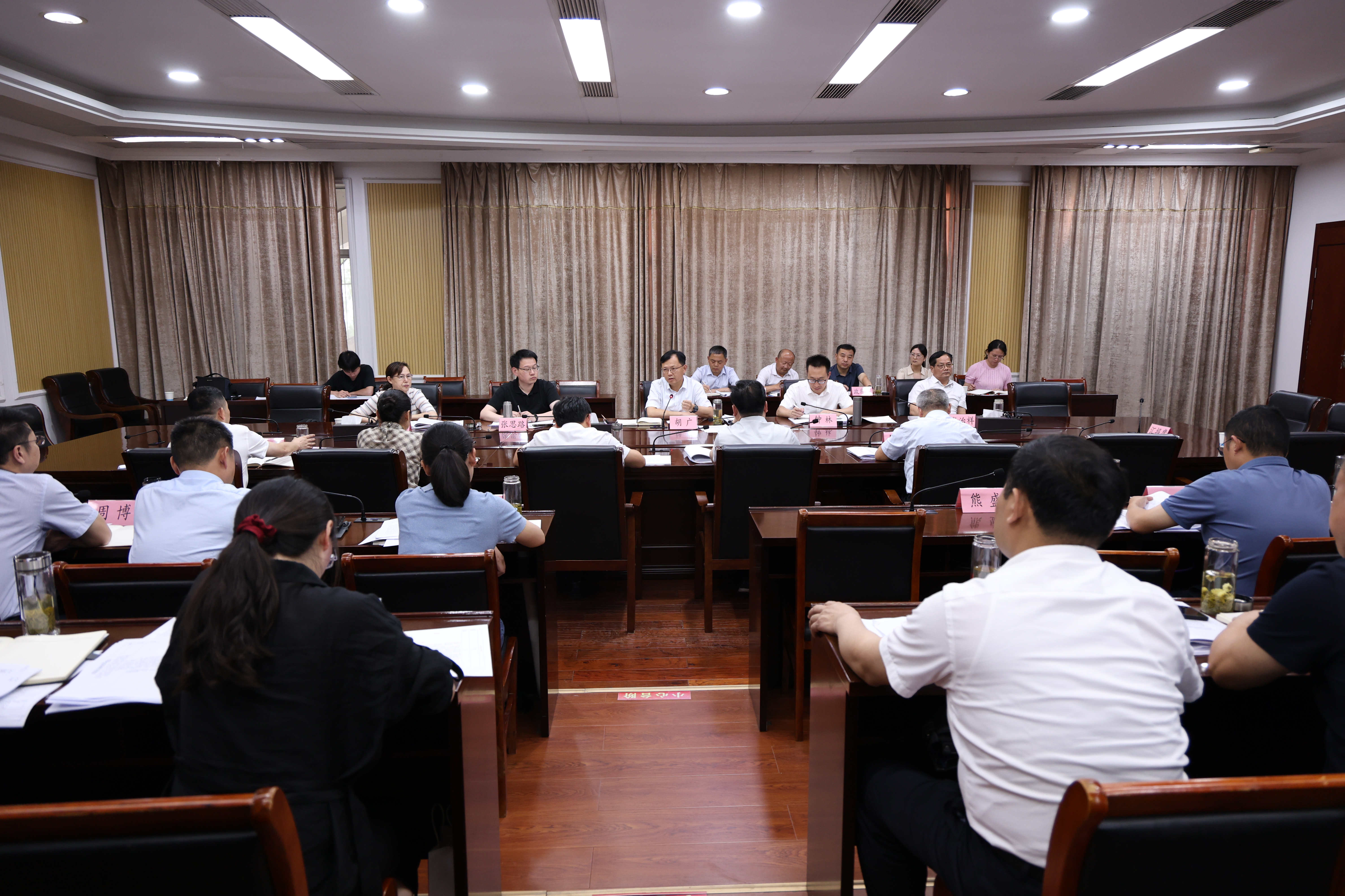 胡广主持召开第十五届县委常委会第151 次（扩大）会议