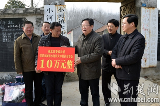 省委政法委副书记董永祥（右三）将扶贫资金交赠大冲村.jpg