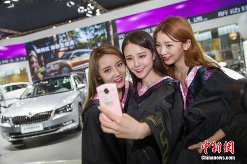 资料图：即将毕业的女大学生正在拍摄毕业照。张云摄