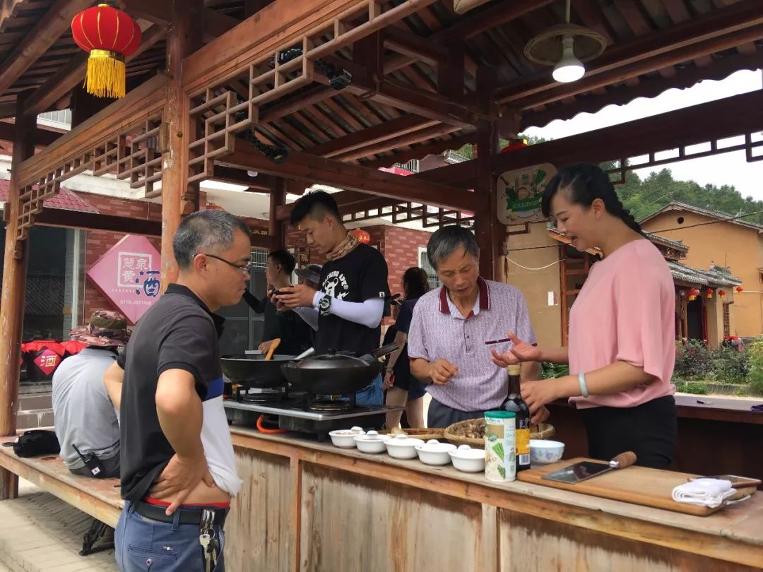 现场制作房县小花菇红烧肉房县旅游局局长段爽作为嘉宾准备好食材就