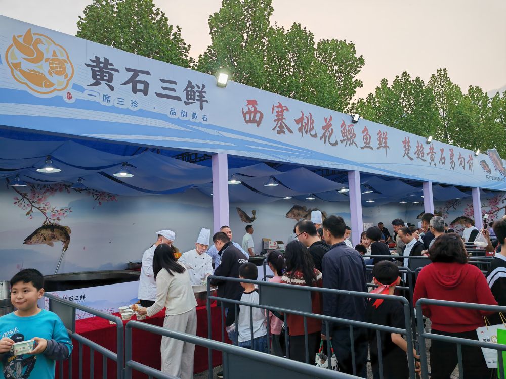 记者手记：“楚超”来了，文化味与烟火气漫过绿茵场