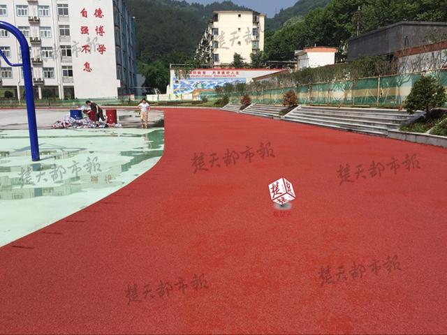 湖北一小学疑现“毒跑道” 近200学生身体不适