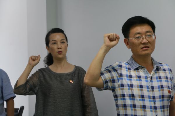 图为支部书记吴家新、纪检组长郑莉莉正在重温入党誓词