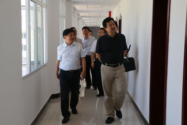 图为张勇强副州长调研州民宗委办公场所