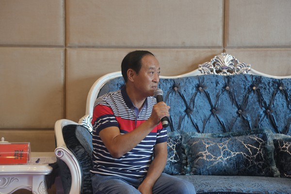 牛群在座谈会上发言