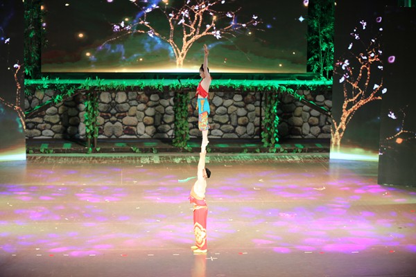 获得国际青少年马戏节银奖的节目《中国娃娃—男女对手》
