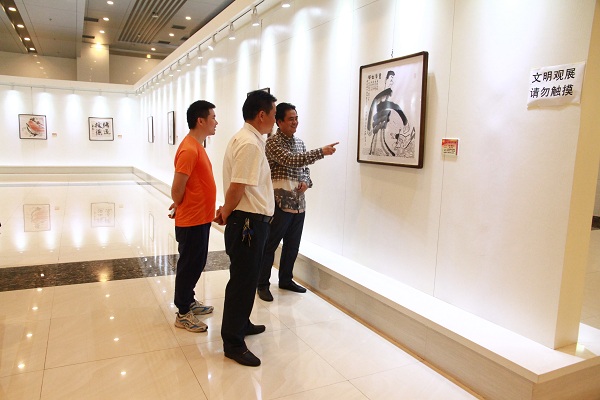 参观书画展