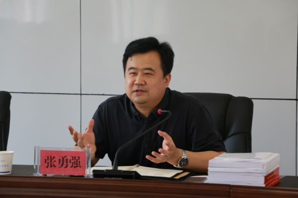 图为张勇强副州长就如何更好的开展好民族宗教工作作重要讲话