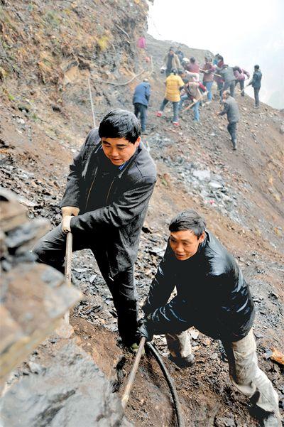 湖北“愚公支书”王光国:父子接力 深山凿路42年