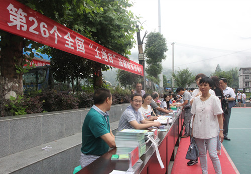 现场接受群众咨询