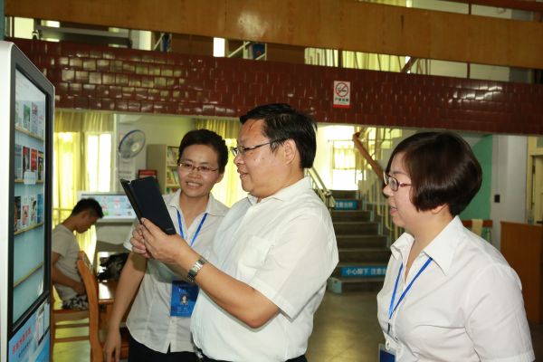 6月6日州委常委、宣传部长、副州长马尚云（右二）到州图书馆调研综合部阅览室