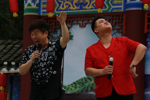 奇志和张伟为观众表演相场《祈福》