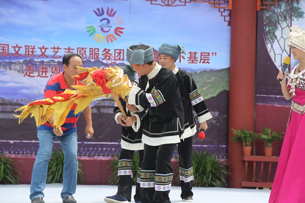芭蕉玉露广场演出现场  牛群和侗乡村民学习表演板凳龙