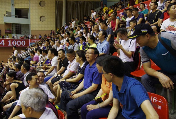 州委书记王海涛（右三）在比赛现场观战