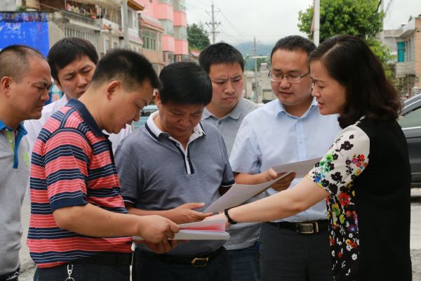 州民宗委主任廖于实在巴东县民宗局领导的陪同下，来到大支坪镇集镇详细了解民居改造工作情况