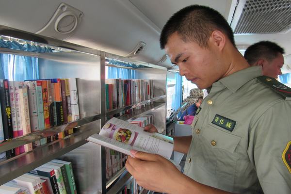 官兵在流通图书车内翻看图书