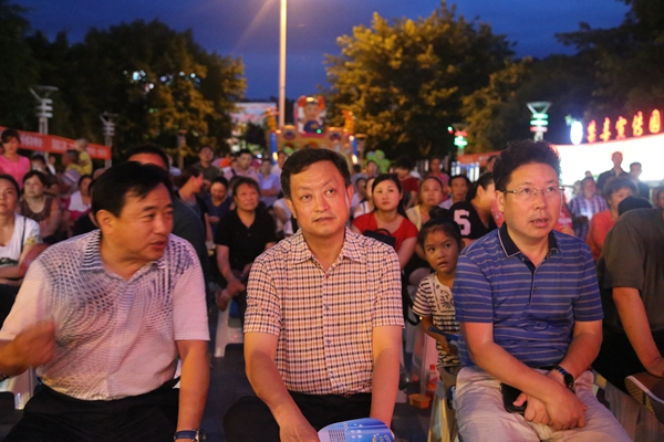 州文体新广局党组书记、局长王坤德（中）观看电影