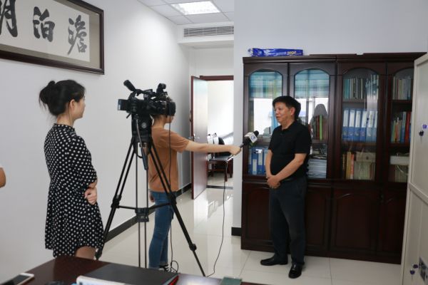 州民宗委主任廖于实接受记者采访