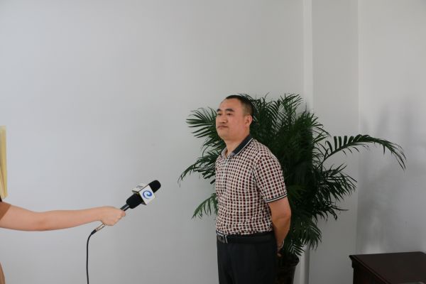 州“四办”专职副主任正在接受记者采访