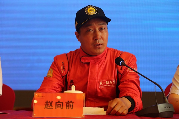 中国汽车场地越野锦标赛冠军车手赵向前回答记者提问