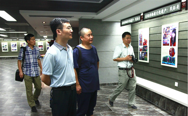 参观非遗展厅