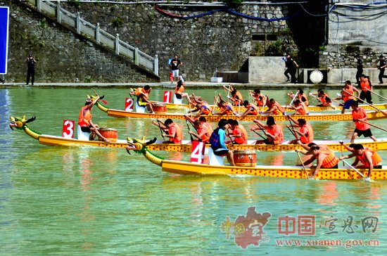 【聚焦水运会】三省健儿龙舟争霸 万人空巷贡水齐欢