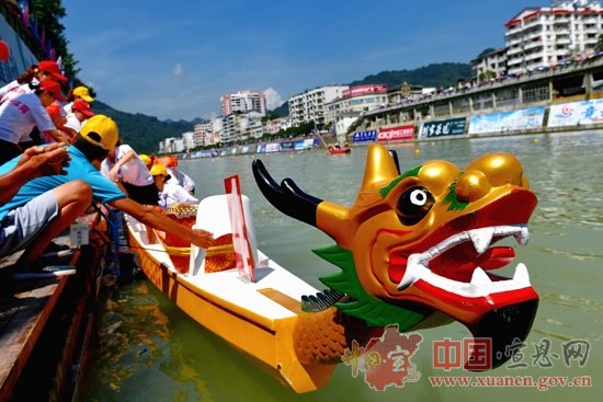 【聚焦水运会】中国武陵山区龙舟争霸赛鸣鼓开战