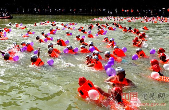 【聚焦水运会】千人畅游贡水河 全民健身热宣恩