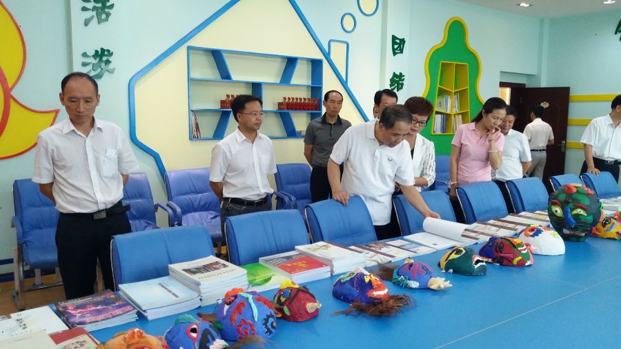 国家民委副主任陈改户一行在恩施州施州民族小学调研