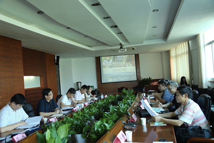 来凤县人民政府常务副县长谭培忠作专题汇报1