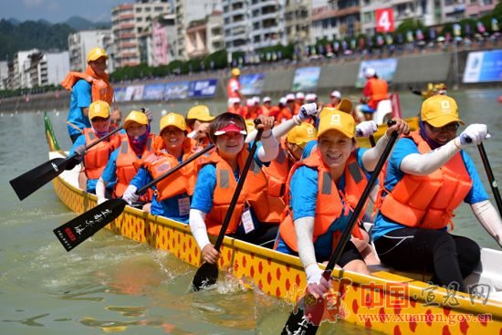 【聚焦水运会】中国武陵山区龙舟争霸赛鸣鼓开战