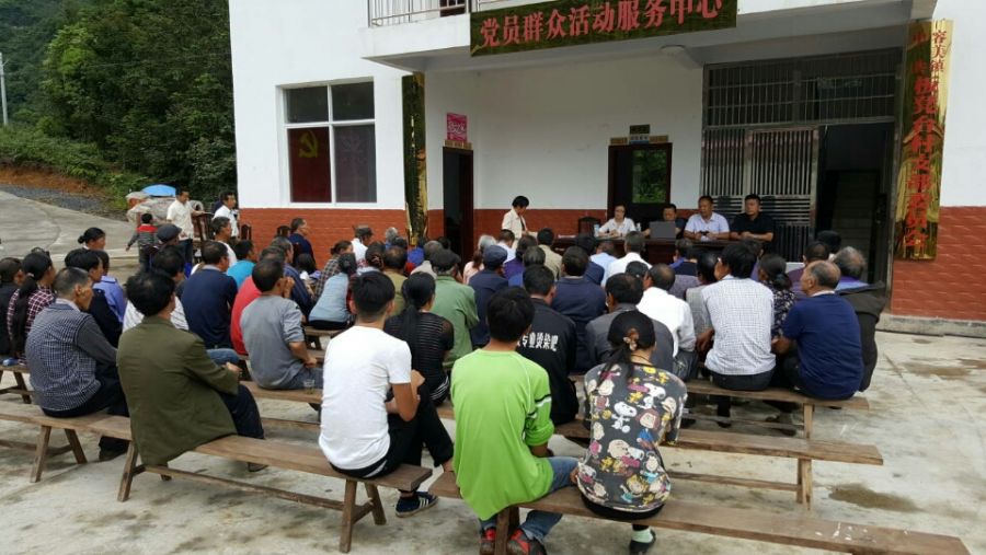 律师正在为村民授课