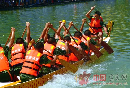 【聚焦水运会】中国武陵山区龙舟争霸赛鸣鼓开战