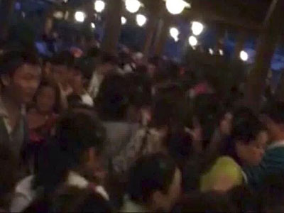 游客们向园方讨要说法