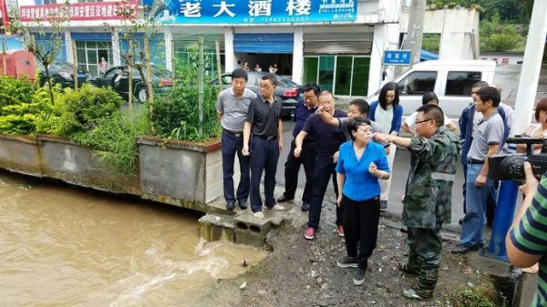 查看坪坝营镇杨洞集镇河堤漫水情况