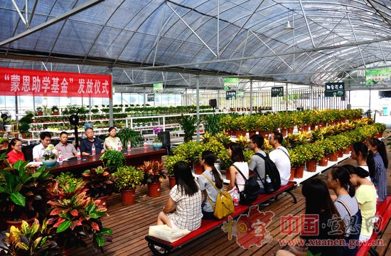 【精准扶贫看宣恩】宣恩：爱心企业捐资助学传递正能量