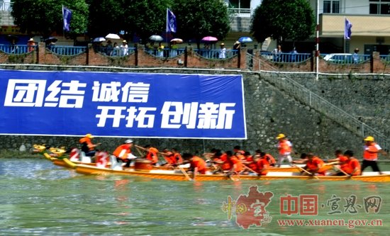 【聚焦水运会】三省健儿龙舟争霸 万人空巷贡水齐欢