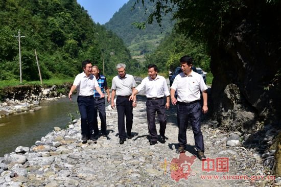 何光中调研宣恩城乡道路灾后恢复重建工作