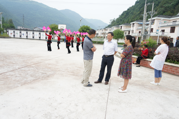王坤德在鹤峰县太平镇龙潭坪村查看文体基础设施建设情况