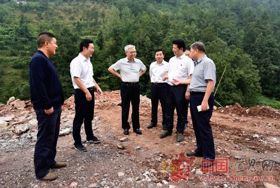 何光中调研宣恩城乡道路灾后恢复重建工作