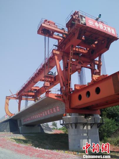 图为，湖北汉十高铁架设首孔箱梁建设完毕 张静 摄