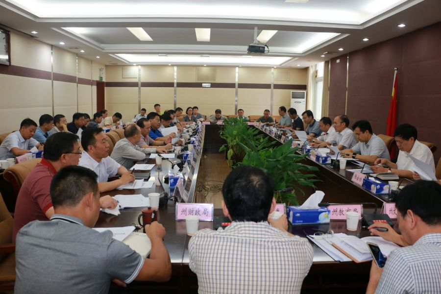 各小组正在汇报各现场会筹备工作情况