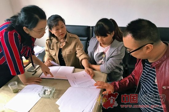 县选举委员会工作组督导代表换届选举选民名单张榜工作