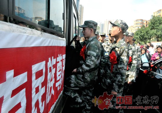 宣恩欢送新兵入伍