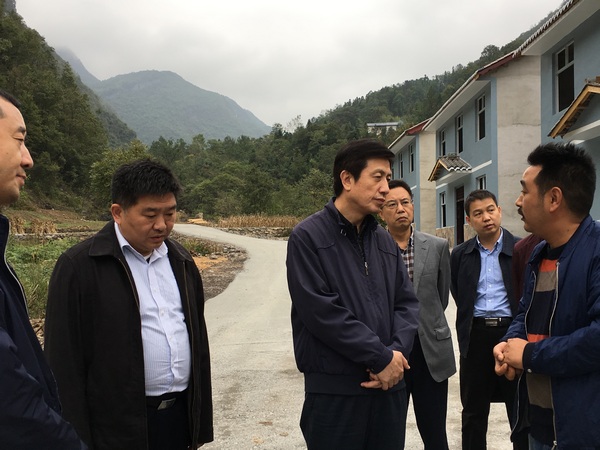 实地查看易地扶贫搬迁建设现场