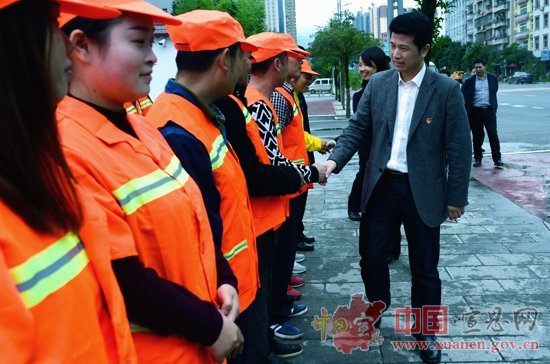 刘智勇习覃等县领导慰问环卫工人