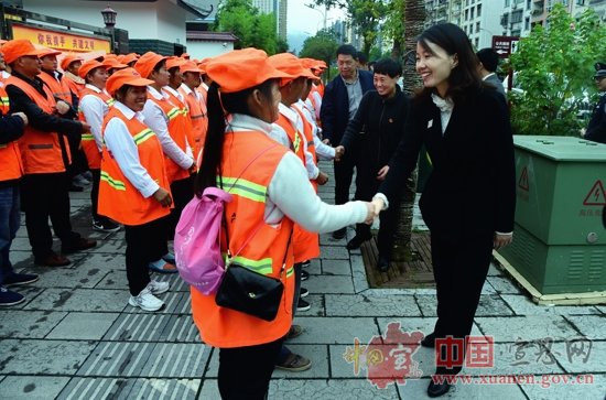 刘智勇习覃等县领导慰问环卫工人