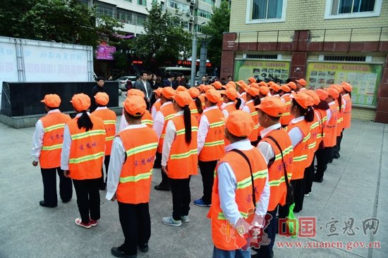 刘智勇习覃等县领导慰问环卫工人