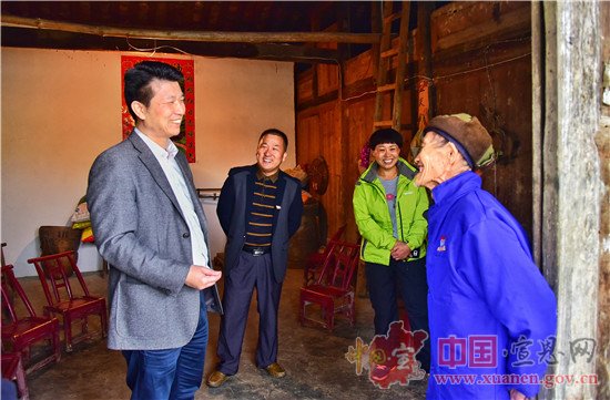 刘智勇到椒园镇店子坪村看望慰问贫困户