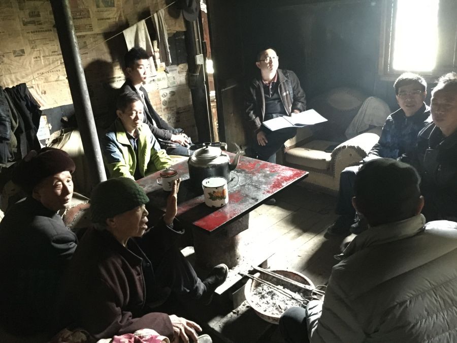 图为民宗局工作人员前往贫困户进行慰问